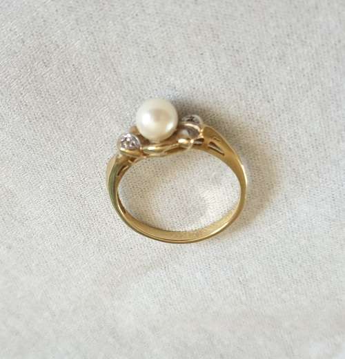 9ct gold pearl and diamond ring