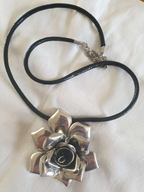 Metal flower necklace