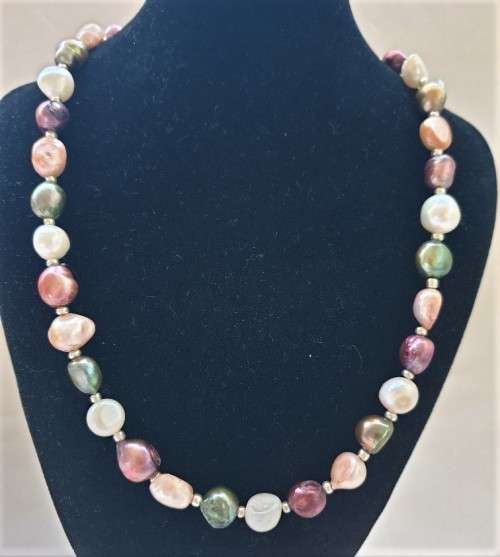 * NEW* Very feminine fresh water pearl necklace