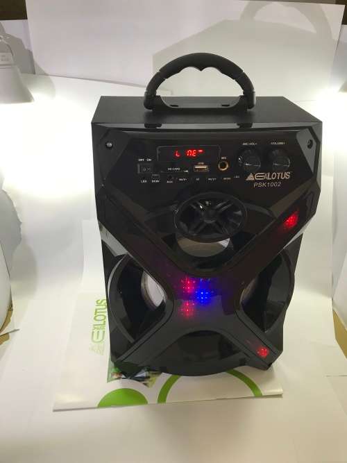 Everlotus Bluetooth/USB/AUX/Mic Input/Flashing LED SPEAKER (DEMO UNIT)