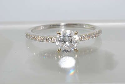 R58924 - .66CT ROUND CUT DIAMOND ENGAGEMENT RING 18K VS
