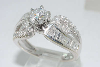 R76730 - ELEGANT 1.40CT ROUND CUT DIAMOND ENGAGEMENT RING
