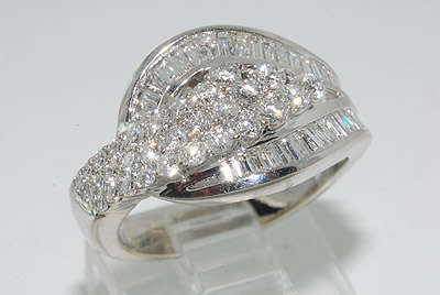 R50000 STUNNING 1.20CT BAGUETTE & ROUND CUT DIAMOND RING VS