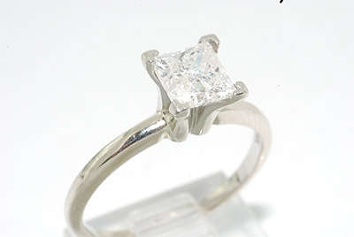 R25000 ELEGANT 0.30 PRINCESS CUT DIAMOND ENGAGEMENT RING