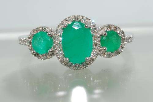 STUNNING 1.20CT EMERALD & DIAMOND CLUSTER RING