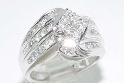 EXQUISITE 1.39CT ROUND & BAGUETTE CUT DIAMOND CLUSTER RING