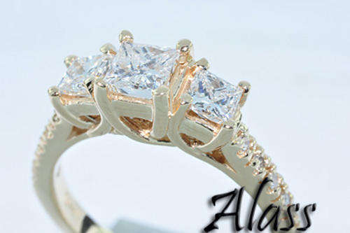 EXQUISITE .90CT PRINCESS CUT DIAMOND ENGAGEMENT RING