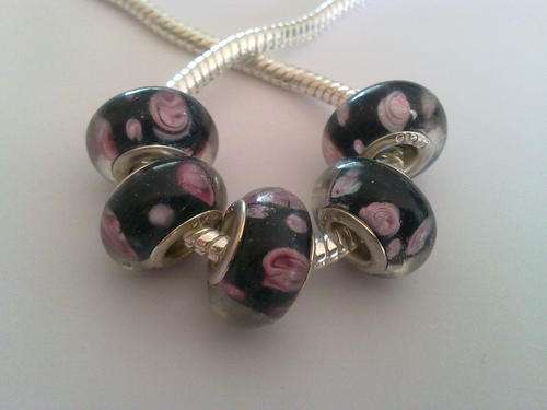 5 pretty black and pink glass pardora/murano beads