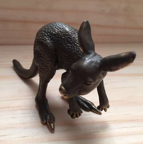 BRONZE KANGEROO FIGURINE DESIGNED AND SIGNED BY S.A. ARTIST PETE SMIT