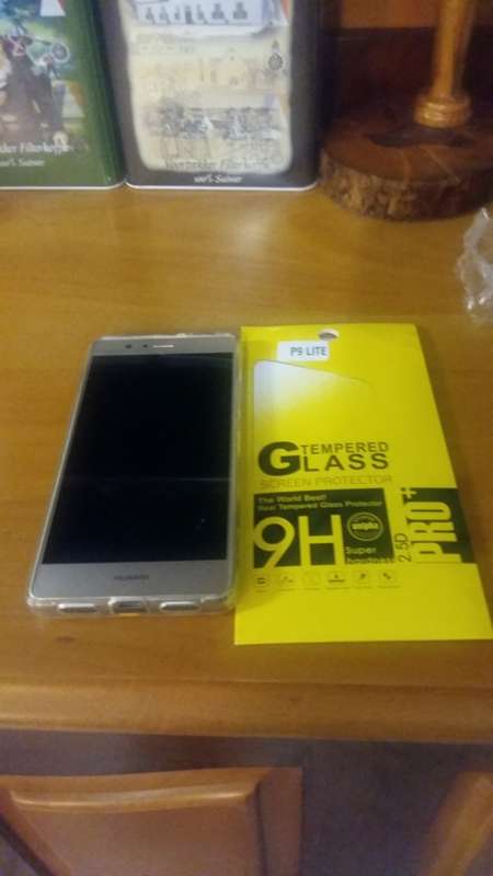 AS NEW NEVER BEEN USED HUAWAI P9 LITE WITH SCREENPROTECTOR AND SAFEGUARD