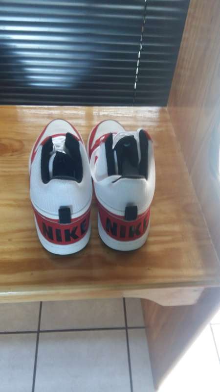 ORIGINAL NIKE MEN COURT SHOES SIZE 12