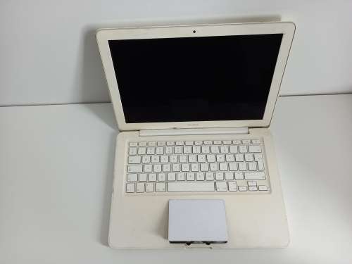 [Low Shipping] Apple MacBook | Even If It Sell For R20, It Must Go Today!!!