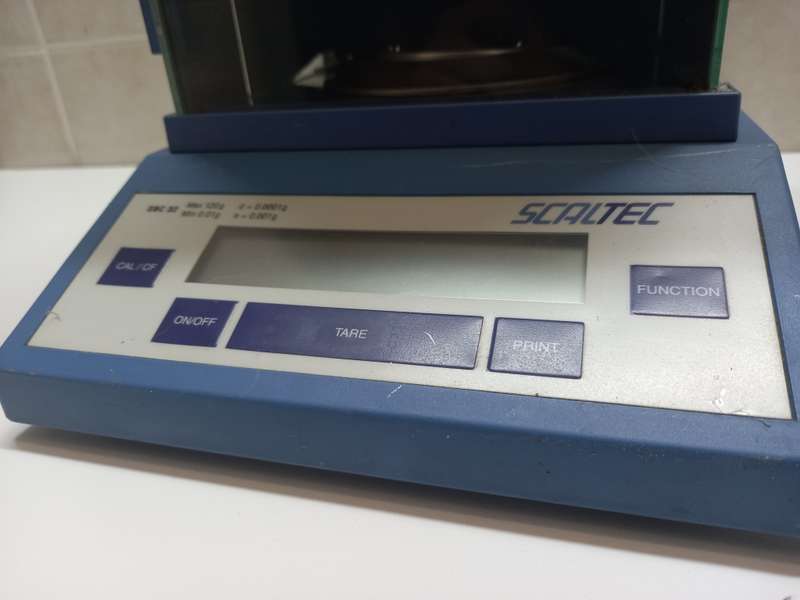 Retail: R9166 | ScalTech SBC 32 Precision Scale | Glass Side Panels | Weigh Min 0.01g | No Power