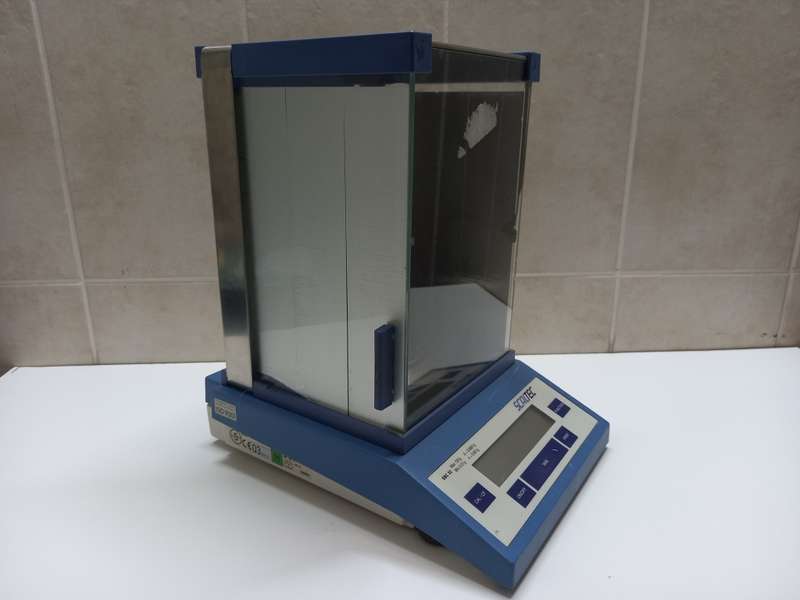 Retail: R9166 | ScalTech SBC 32 Precision Scale | Glass Side Panels | Weigh Min 0.01g | No Power