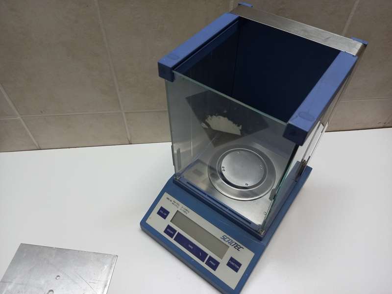 Retail: R9166 | ScalTech SBC 32 Precision Scale | Glass Side Panels | Weigh Min 0.01g | No Power