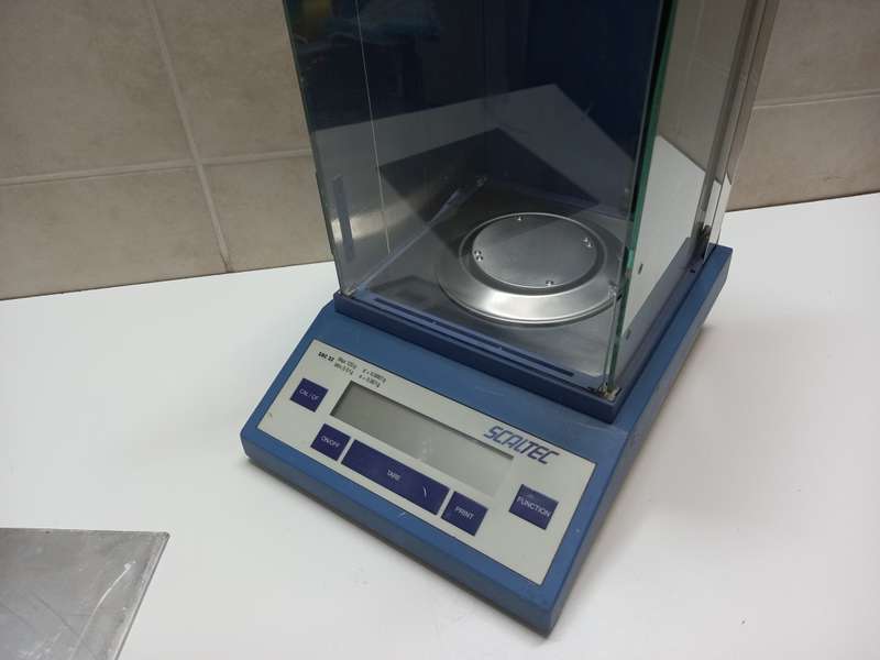 Retail: R9166 | ScalTech SBC 32 Precision Scale | Glass Side Panels | Weigh Min 0.01g | No Power