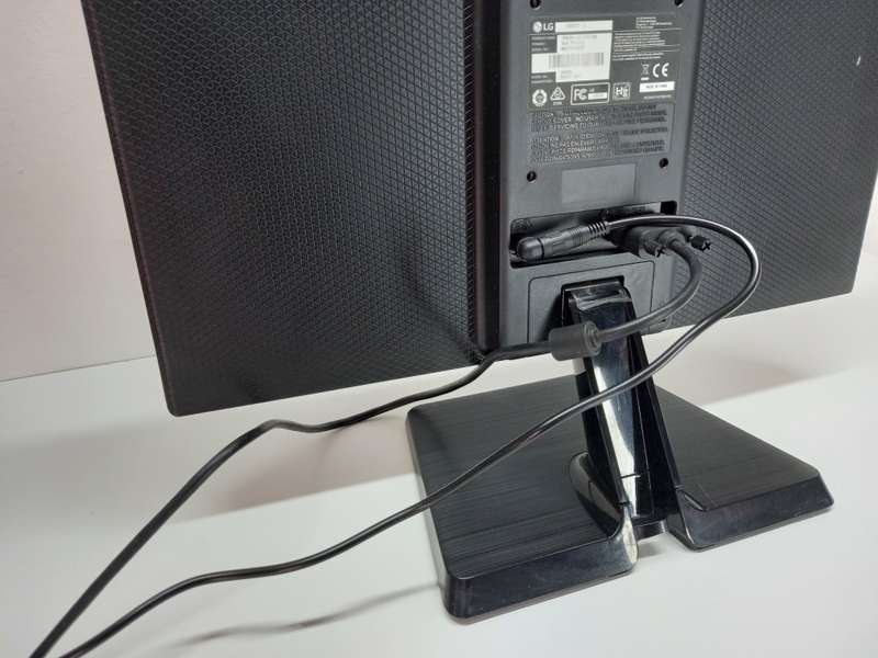 Verified Tested | 18.5-inch LG LED Monitor + Power Cable + VGA Cable | 1366 x 768 | Ready To Ship