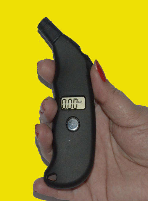 ! FIRST ON BID OR BUY !   DIGITAL TYRE PRESSURE GAUGE