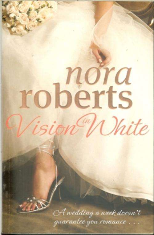 Nora Roberts -Vision in White ( Large Paperback)