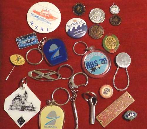 Mixed lot of collectable key rings etc