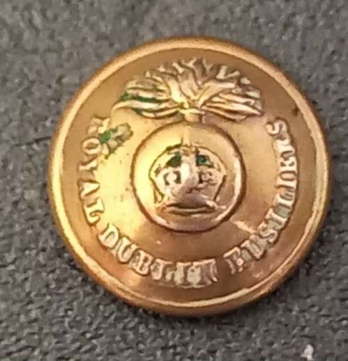 Royal Dublin Fusiliers Button Kings Crown 18mm Made by Jennens and Co 18mm