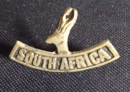 A Second World War South Africa shoulder title. The cast brass badge was made and worn in Egypt .