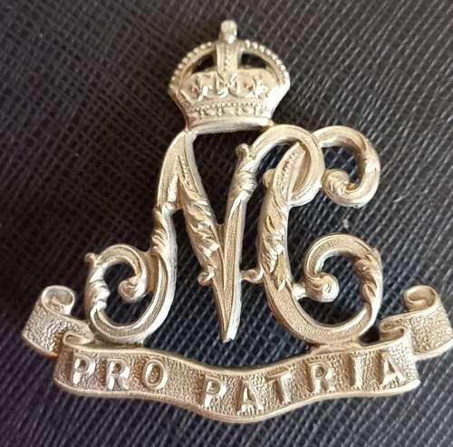 NATAL CARBINEERS HAT BADGE 1903 - 1935 BADGE (SMALL CROWN TYPE) - LUGS INTACT