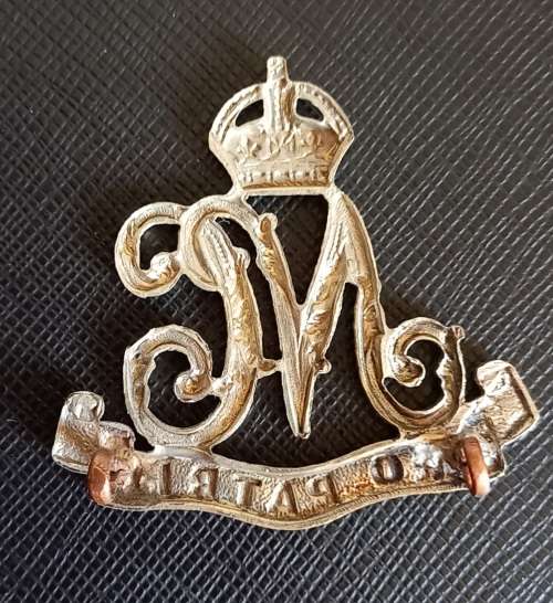 NATAL CARBINEERS HAT BADGE 1903 - 1935 BADGE (SMALL CROWN TYPE) - LUGS INTACT