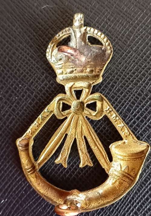 SA MOUNTED RIFLES BRASS CAP BADGE-WORN 1922-1926- 2 LUGS .