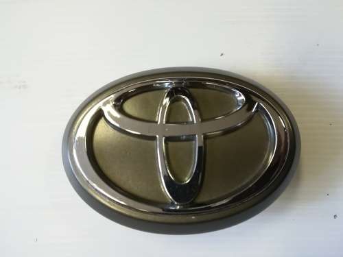 TOYOTA COROLLA AE110 1996-1999 FRONT GRILL BADGE