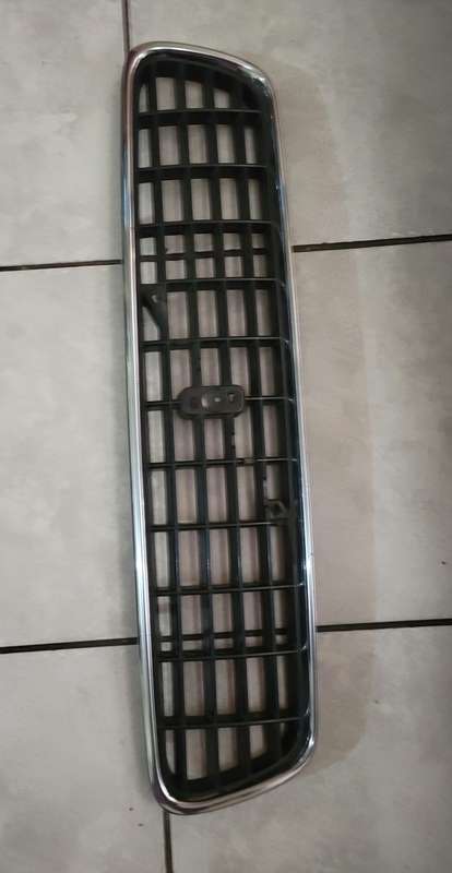 VOLVO S40 FRONT  CENTRE GRILLE 2008+