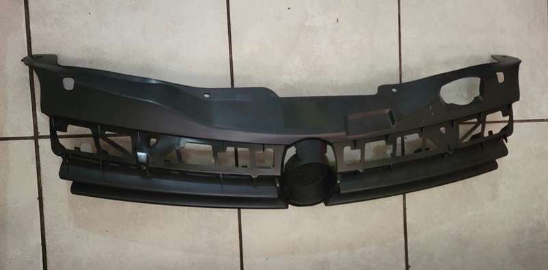 VW POLO FRONT  CENTRE GRILLE