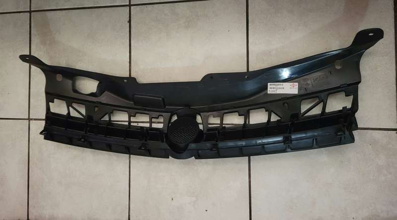 VW POLO FRONT  CENTRE GRILLE