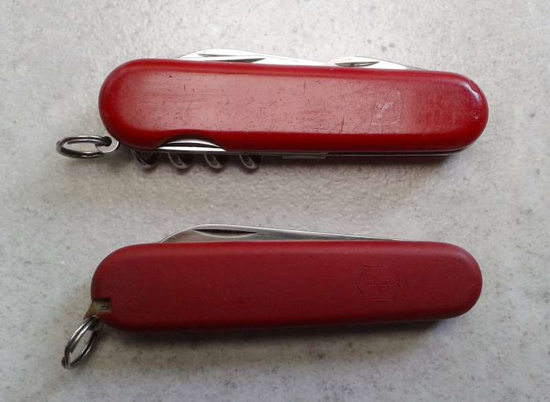 Pocket knife lot : Two Swiss Army pocket knives, Wenger Commander & Victorinox Bantam