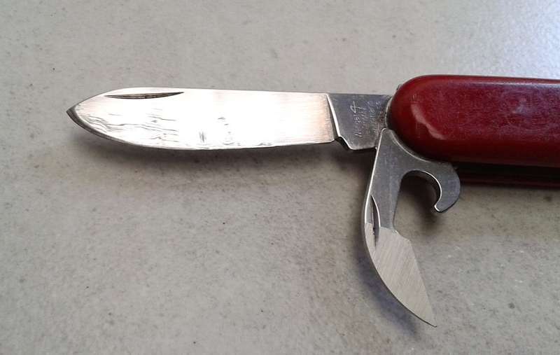 Pocket knife lot : Two Swiss Army pocket knives, Wenger Commander & Victorinox Bantam
