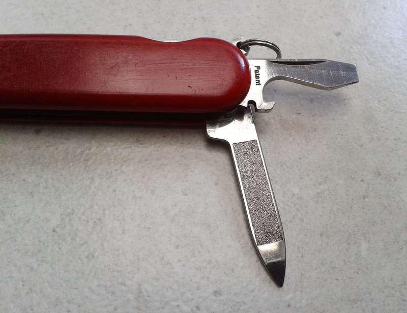 Pocket knife lot : Two Swiss Army pocket knives, Wenger Commander & Victorinox Bantam