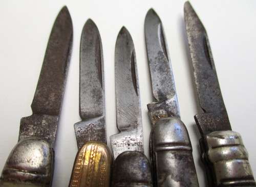 Miniature Richards `Lamp Post` pocket knife lot made in Sheffield, England.
