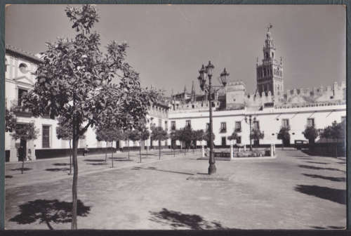 Vintage post card -- Spain Seville, Patio de Banderas