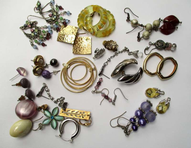 Mixed lot of earrings
