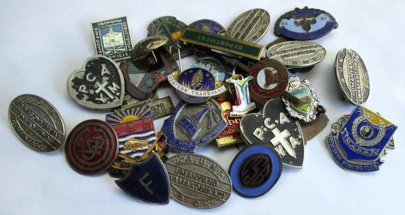 Mixed lot of badges / vintage / damaged or without pins
