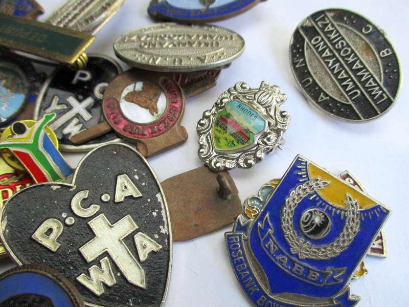 Mixed lot of badges / vintage / damaged or without pins