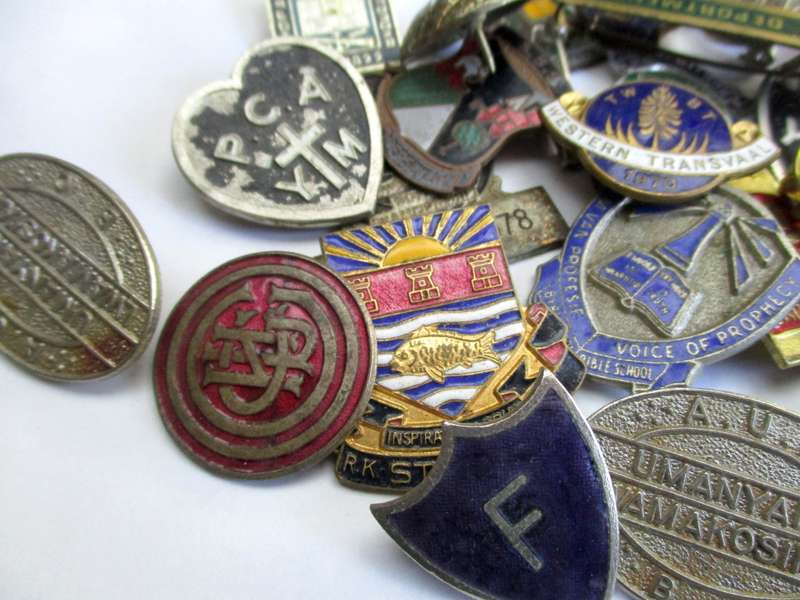 Mixed lot of badges / vintage / damaged or without pins