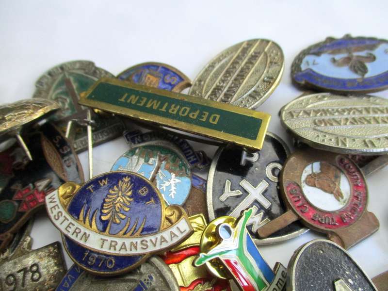 Mixed lot of badges / vintage / damaged or without pins