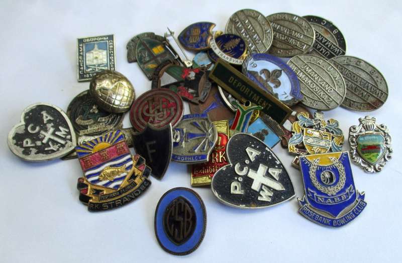 Mixed lot of badges / vintage / damaged or without pins