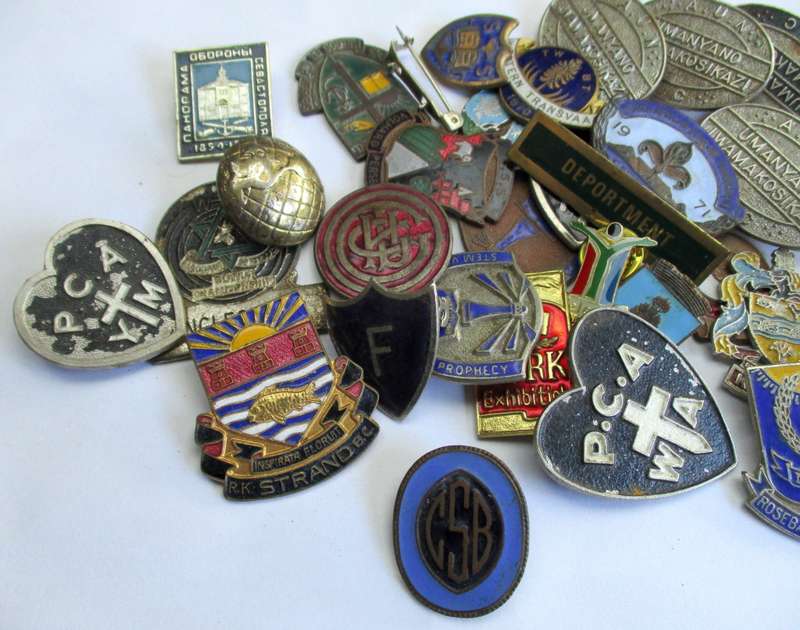 Mixed lot of badges / vintage / damaged or without pins