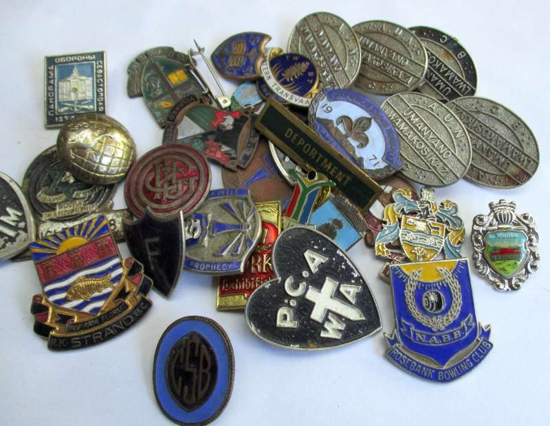 Mixed lot of badges / vintage / damaged or without pins