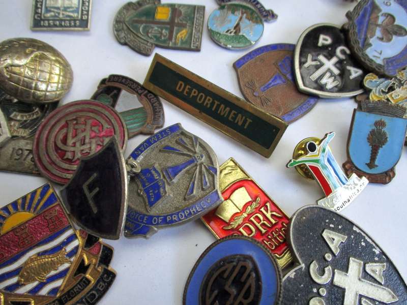 Mixed lot of badges / vintage / damaged or without pins