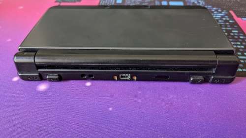 New Nintendo 3DS - Black with original cover plates