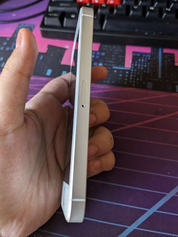 Apple iPHONE SE A1723 - FOR PARTS/REPAIR