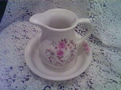 LOVELY MEDIUM-SIZE JUG & BASIN